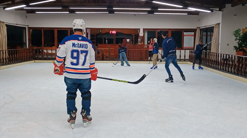 Jogo de Hockey na pista de gelo de Monte Verde – Foto: Victor Valêncio - Fonte: Ice Hockey Br (2025)