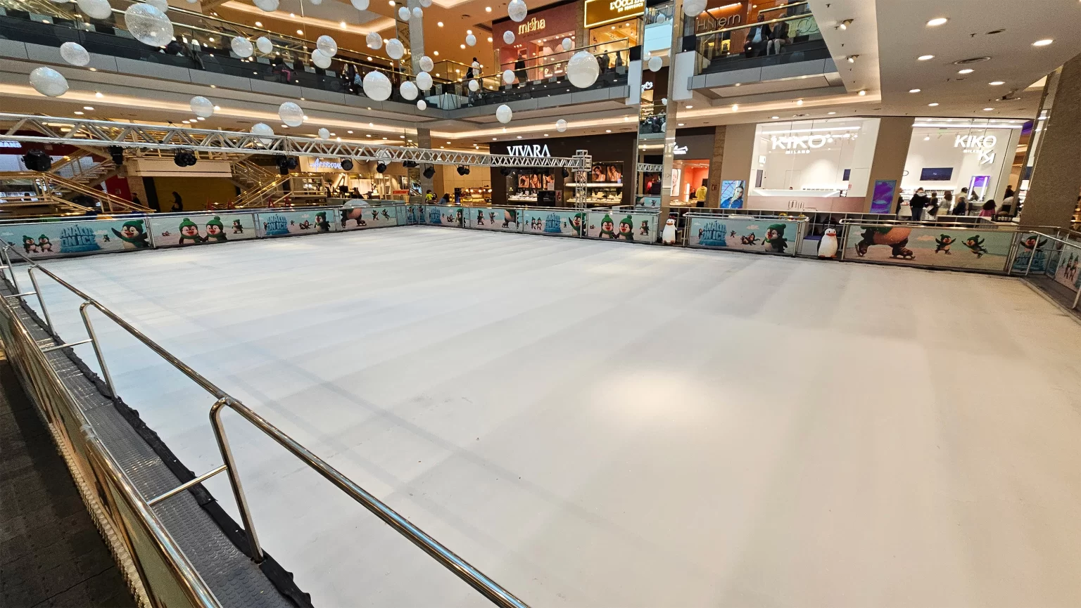Pista de Gelo do Shopping Anália Franco – Foto: Victor Valêncio - Fonte: Ice Hockey Br (2025)