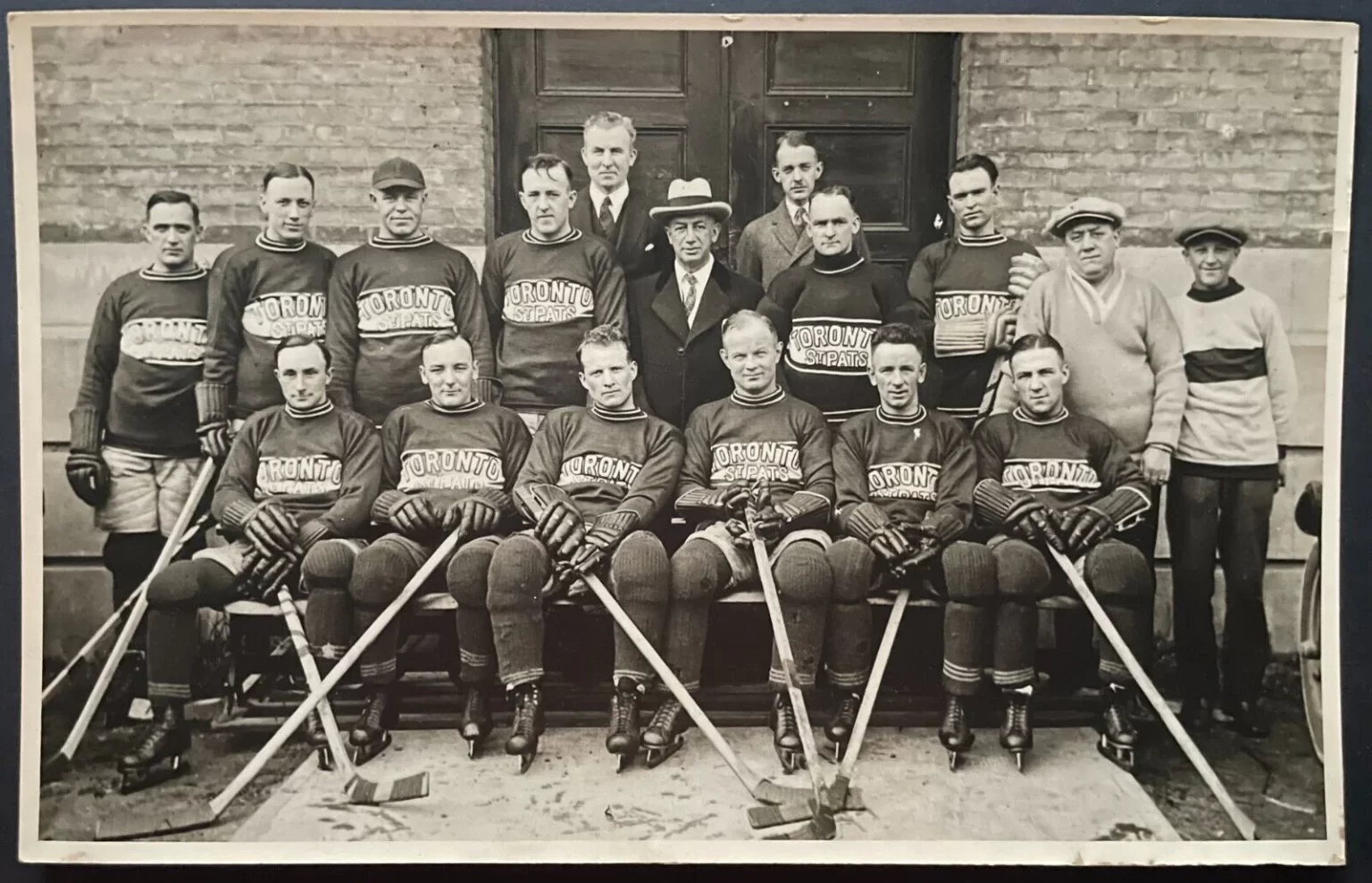 Equipe do Toronto Maple Leafs temporada 1926-1927 –Foto: Alexandra Studio - Fonte: Glory Days Collectibles (2025)