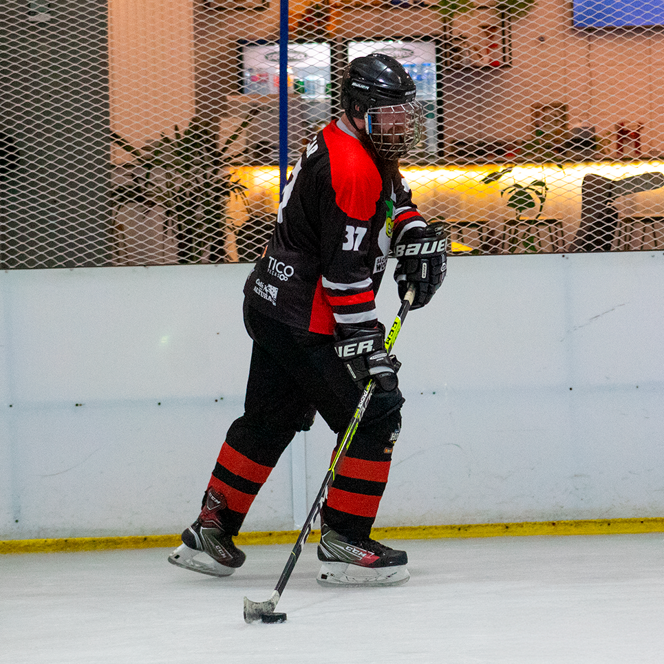 Participante do treinamento com Swaggy P, na Arena Ice Brasil, em São Paulo (SP) – Foto: Victor Valêncio / Ice Hockey Br (2023)