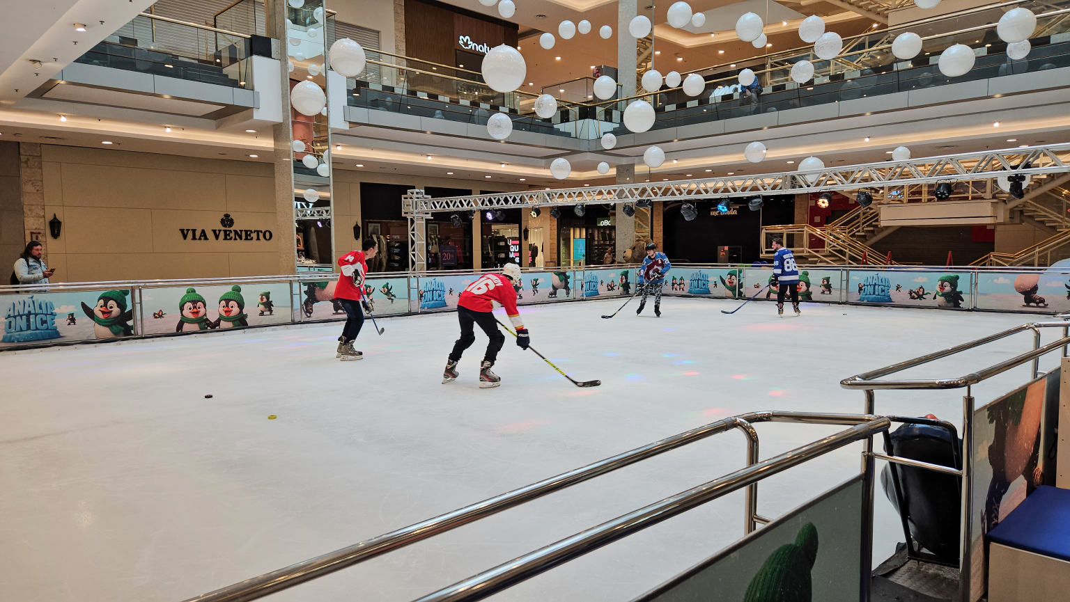 Pista de Gelo do Shopping Anália Franco – Foto: Victor Valêncio - Fonte: Ice Hockey Br