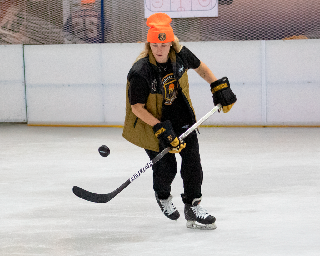 Chelsey Goldeberg, jogadora de Hockey Profissional, na Arena Ice Brasil, em São Paulo (SP) – Foto: Victor Valêncio / Ice Hockey Br (2023)