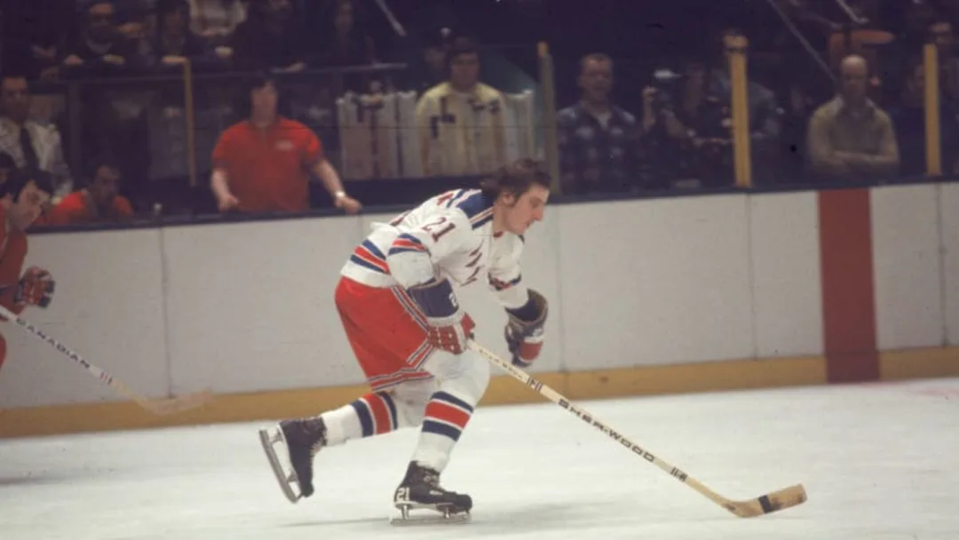 Jogador Pete Stemkowski , que jogou New York Rangers entre 1971 e 1977 – Foto: Melchior Digiacomo/Getty Images - Fonte: Blue Line (2025)