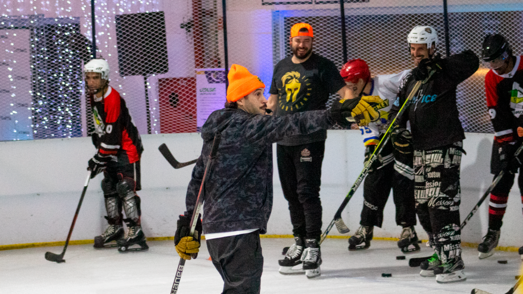 Swaggy comandando treinamento na Arena Ice Brasil, em São Paulo (SP) – Foto: Victor Valêncio / Ice Hockey Br (2023)