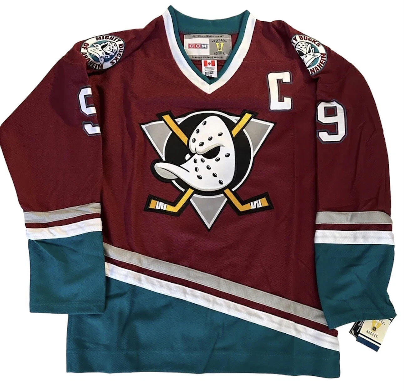 Jersey do jogador do Anaheim Mighty Ducks, Paul Kariya, de 1995 – Fonte: E-bay.com (2025)