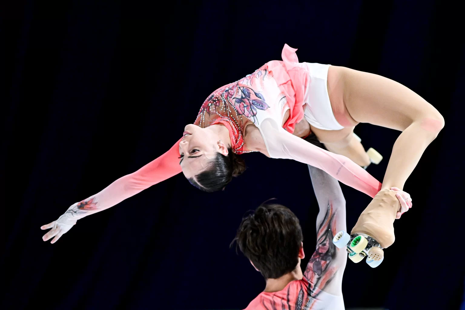 Casal de patinadores se apresentam no AIS 2025 – Fonte: World Skate (2025)