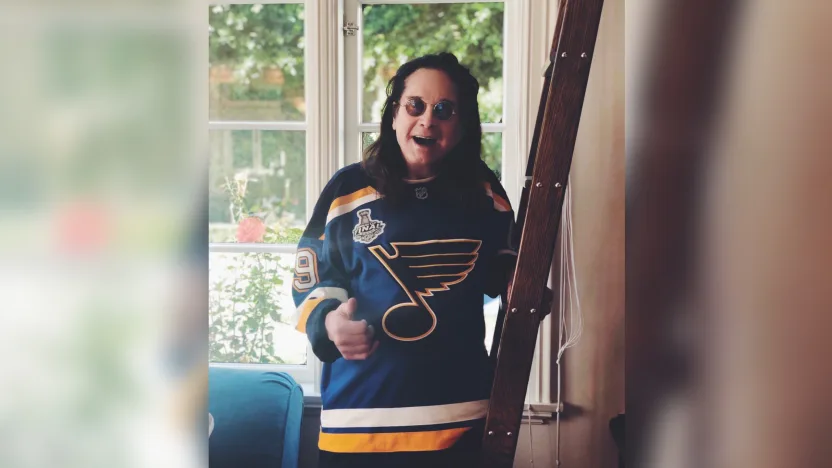 Ozzy Osbourne, vestindo a Jersey do St. Louis em 2019 – Por: Christopher Detwiler – Fonte: NHL (2025).