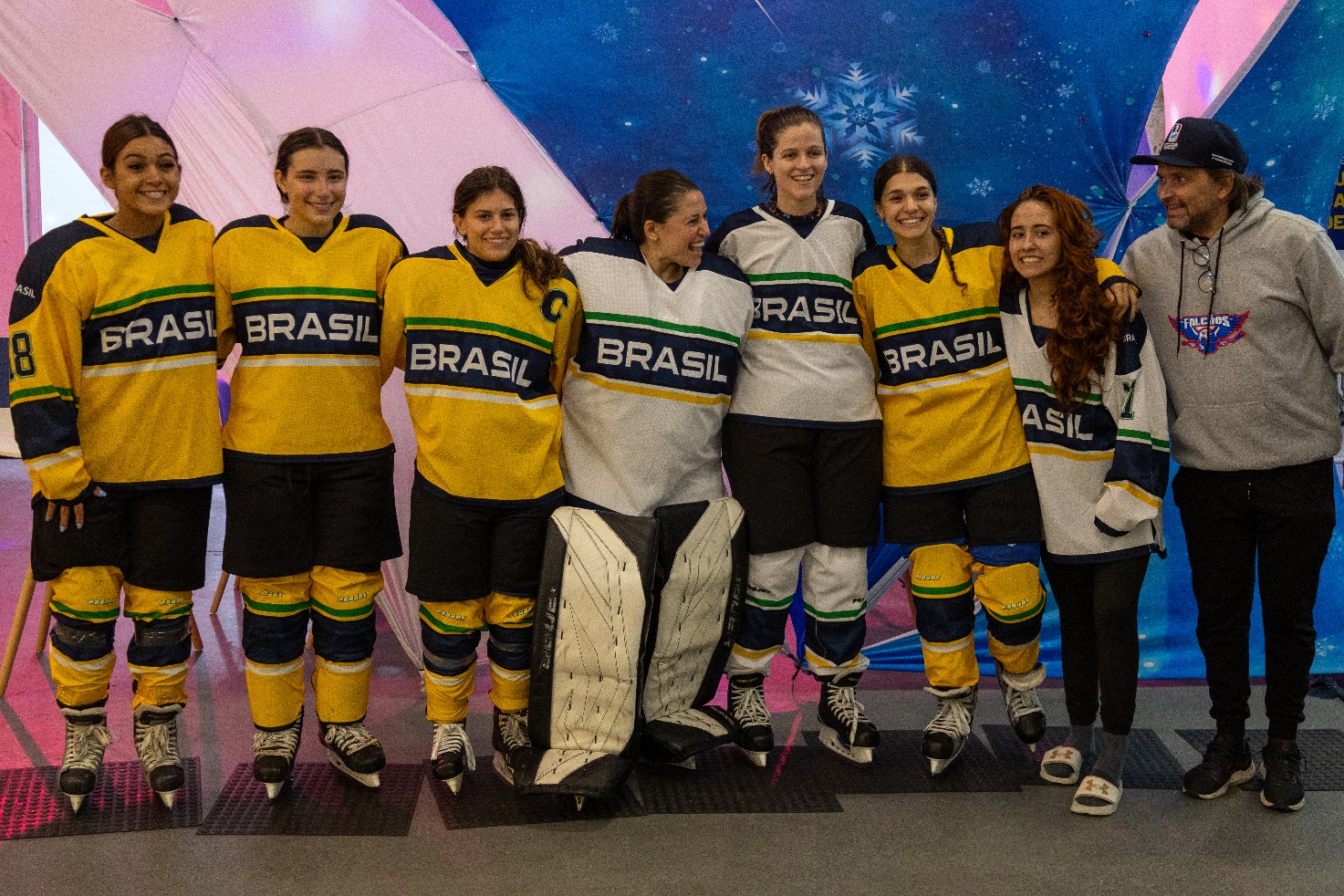 Jogadoras da Seleção Brasileira de Hockey no Gelo 3x3, no torneio internacional, na Arena Ice brasil - Foto: Pedro Stanischesk – Ice Hockey Br (2024)