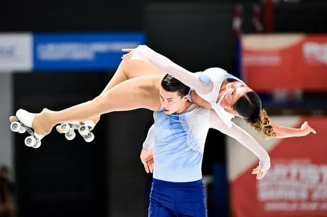 Casal de patinadores se apresentam no AIS 2025 – Fonte: World Skate (2025)