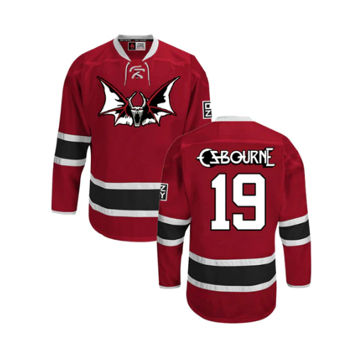 Jersey de Hockey criada em 1982 com base no disco de Ozzy Ozbourne “Speak of the Devil” – Fonte: Store Ozzy (2025)