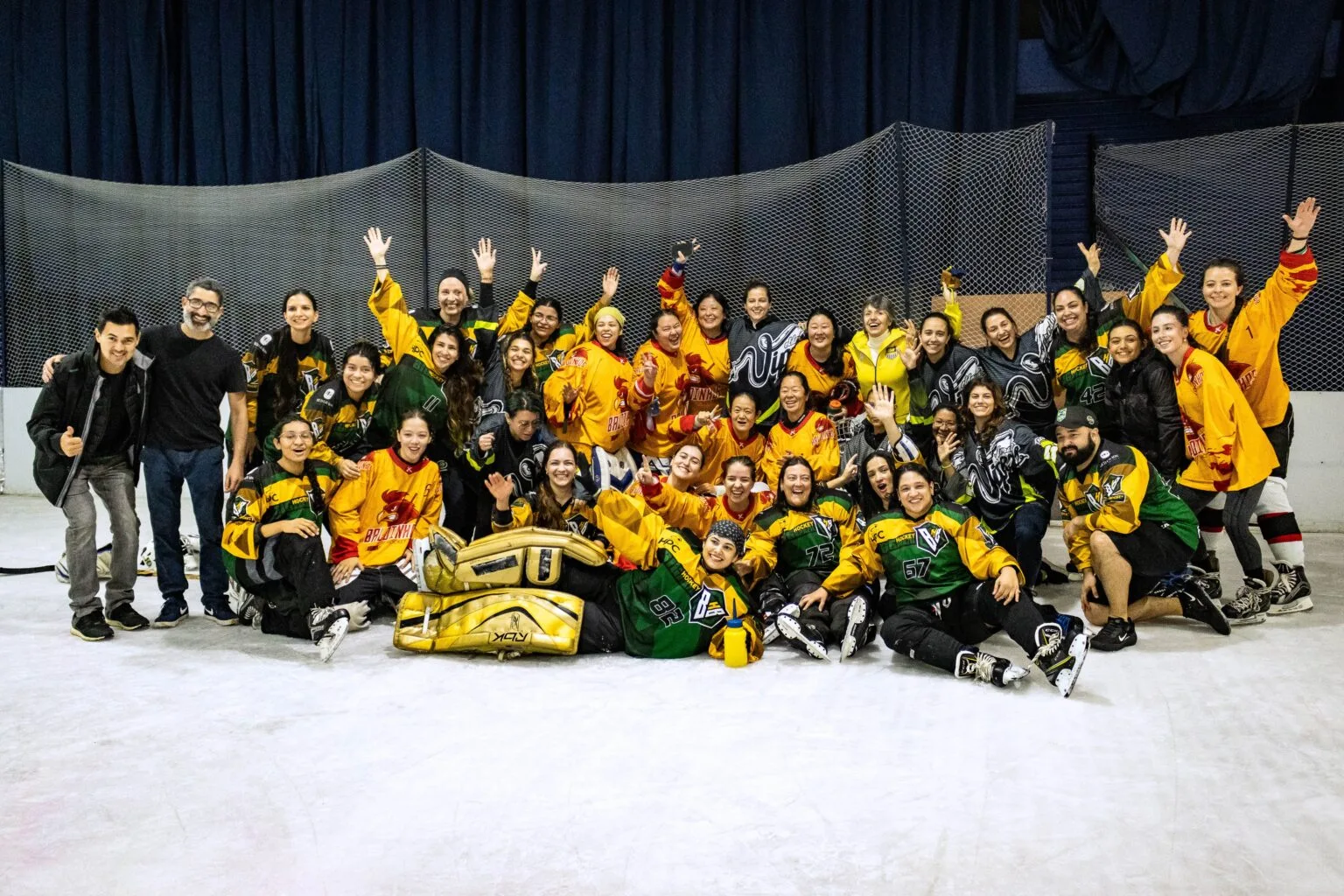Atletas no pódio do Campeonato Brasileiro de Hockey no Gelo feminino posam para foto coletiva – Fonte: CBDG (2023)