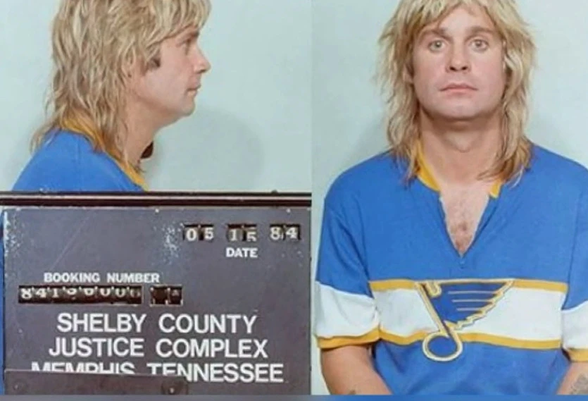 Ozzy em 1984 usando uma camisa do St. Louis Blues, quando foi preso por embriaguez – Fonte: Rawcharge (2025)
