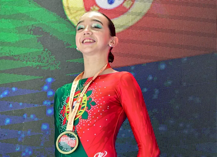 5- A Patinadora Portuguesa Madalena Costa recebe sua medalha de ouro no AIS 2025 – Fonte: Sic Notícias (2025)