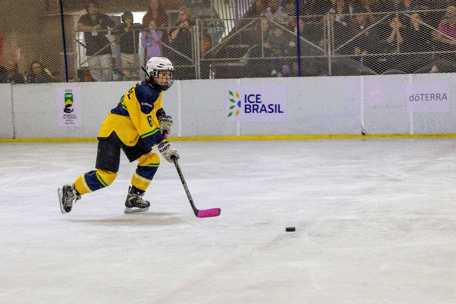Jogadora do time do Brasil, no torneio internacional, na Arena Ice brasil - Foto: Pedro Stanischesk – Ice Hockey Br (2024)