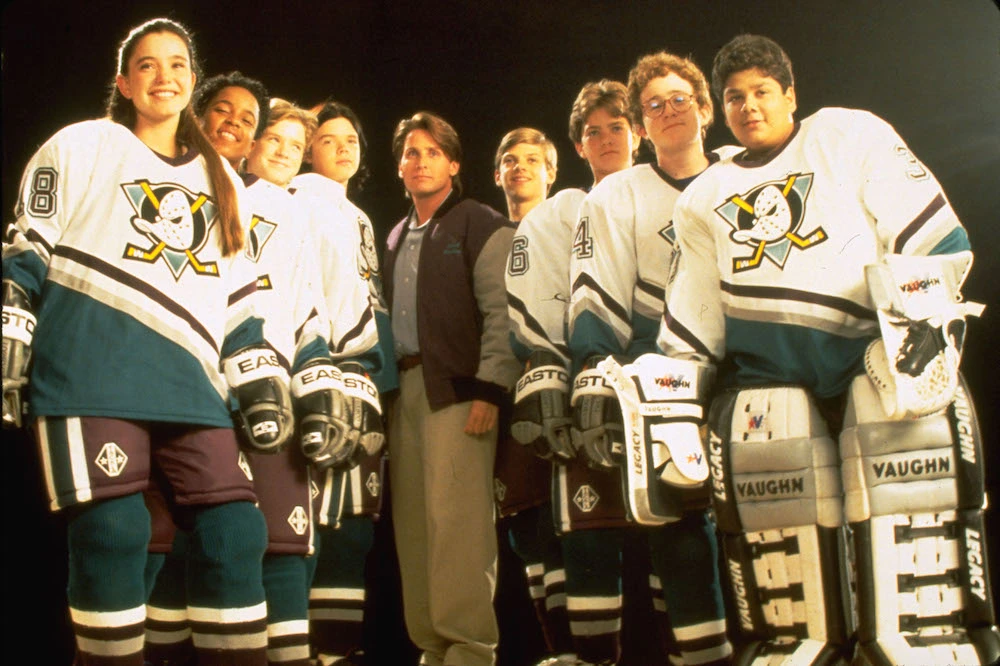 Equipe dos Mighty Ducks, no filme da Disney em 1992- Foto: Facebook Anaheim Ducks - Fonte: The Playoffs News (2024)