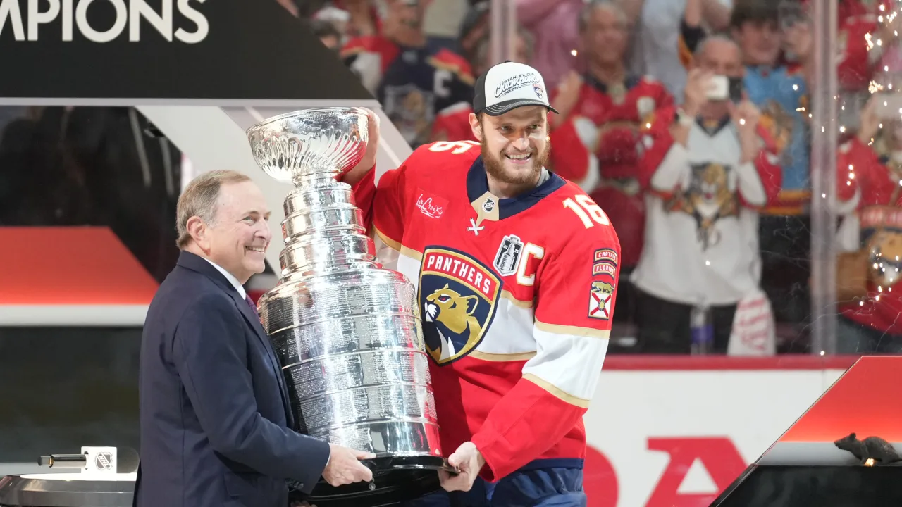 O capitão do Flórida Panthers, Aleksander Barkov, recebe a Stanley Cup de 2025, ganha no jogo 6, contra o Edmonton Oilers no dia 17/06/2025