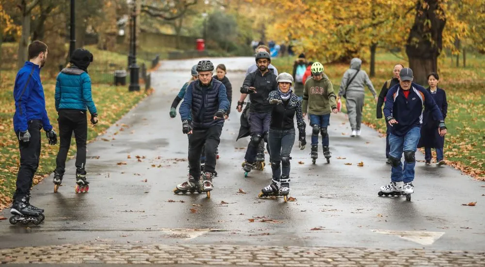 Grupo de patinação Inline em um parque – Fonte: Skate Fresh (2025)