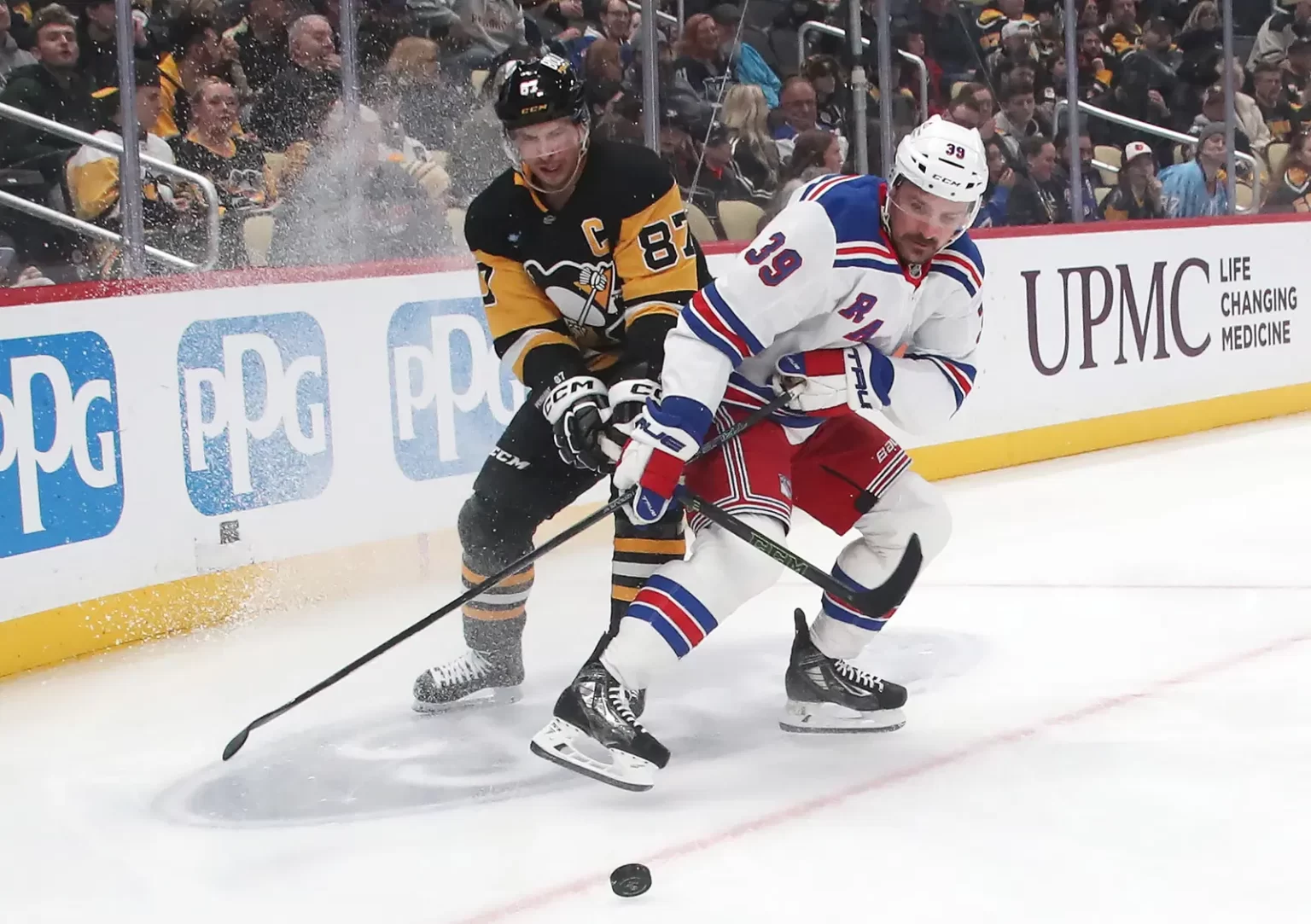 Jogo entre o Pittsburgh Penguins e o New York Rangers, pela temporada regular da NHL, em 23/02/2025 - Crédito obrigatório: Charles LeClaire-Imagn Images – Fonte: The Hockey News (2024)