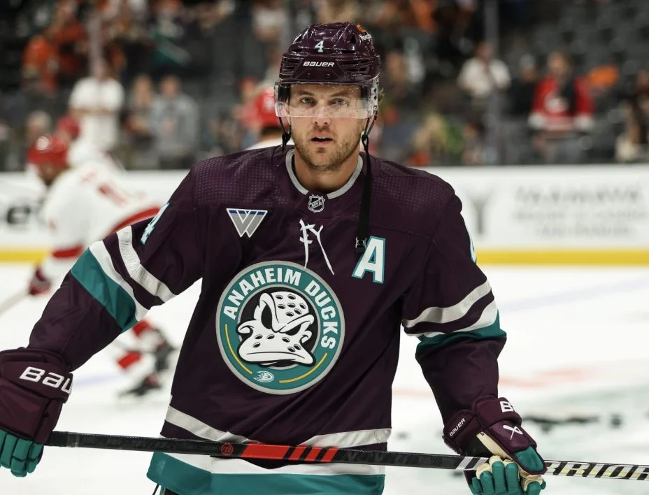Jogador do Anaheim Ducks com o 3º Uniforme dos Ducks utilizado para as comemorações dos 30 anos da franquia - Fonte: Twitter (2023)