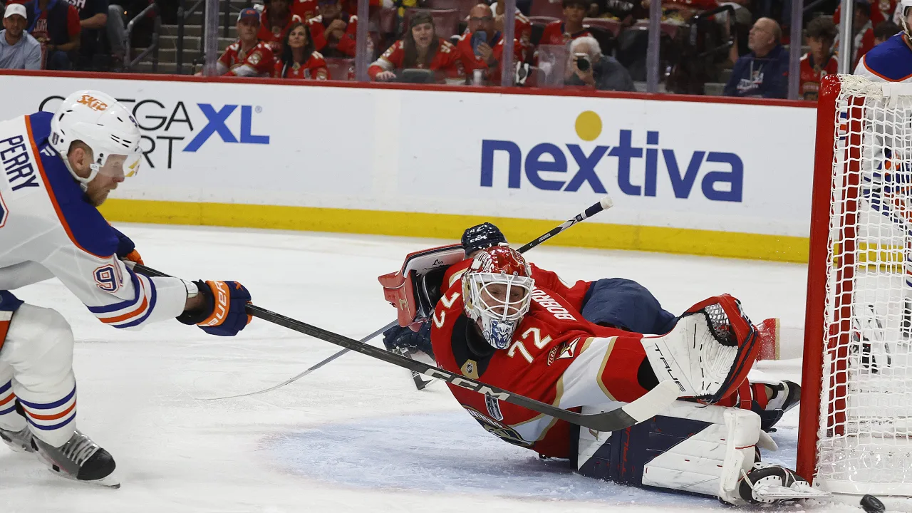 4- O goleiro do Florida Panthers, Sergei Bobrovsky, defende o chute de Perry, do Edmonton Oilers no jogo 6, ocorrido no dia 17/06/2025