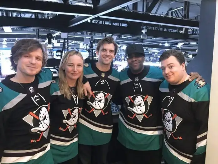 Elenco do filme se reuniu em 2019, na arena de treinamento dos Ducks – Fonte: Anahein Ducks (2019)