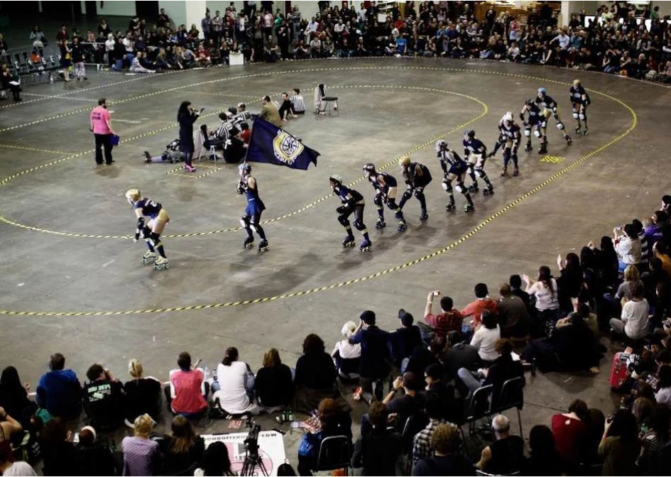 Apresentação de time em torneio de Roller Derby – Por: Alex Shulgan – Fonte: In Move Skate (2023)