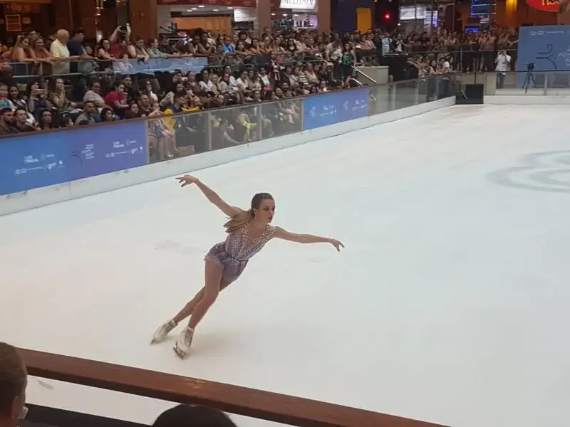 Isadora Williams participando do Campeonato Brasileiro de Patinação Artística no Gelo no ParkShopping Canoas (RS) – Foto: Henrique Riffel/JC – Fonte: Jornal do Coméricio (2019)