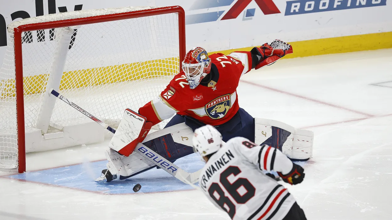 O goleiro dos Panthers, Sergei Bobrovsky, tenta defender o chute de Teuvo Teravainen, da equipe do Chicago Blackhawks, no jogo de ontem (07/10/2025), em Sunrise, Flórida – Fonte: NHL (2025)