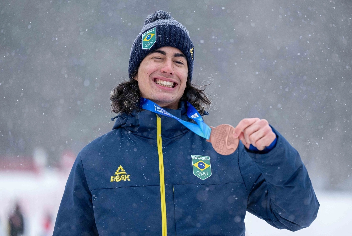 O brasileiro Zion Bethonico, recebendo sua medalha de bronze nos Jogos Olímpicos de Inverno da Juventude – Foto de Gaspar Nobrega - International Olympic Committee / Fonte: Olympics.com (2024)