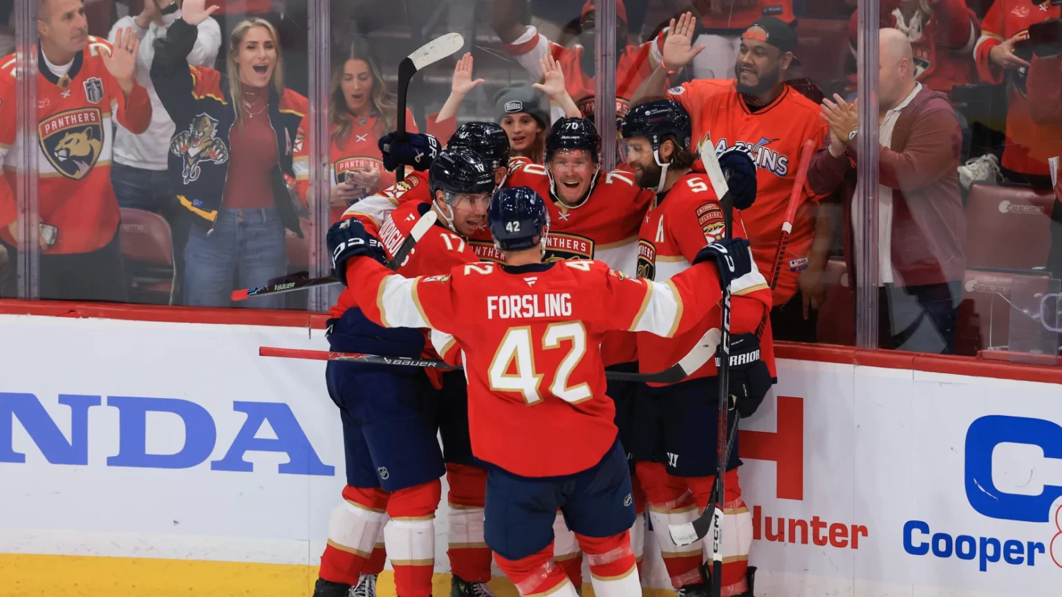 Jogadores do Flórida Panthers comemoram gol contra a equipe do Chicago Blackhawks, no jogo de ontem (07/10/2025), em Sunrise, Flórida – Fonte: NHL (2025)
