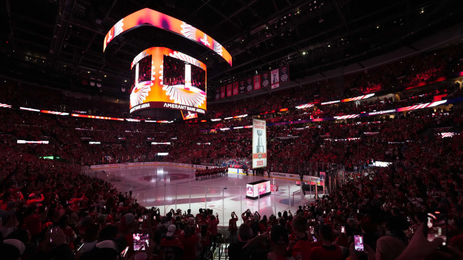 Ginásio do Amerant Bank Arena, lotato, antes do jogo inaugural da temporada, entre as equipes do Flórida Panthers e do Chicago Blackhawks, ontem (07/10/2025), em Sunrise, Flórida – Fonte: NHL (2025)