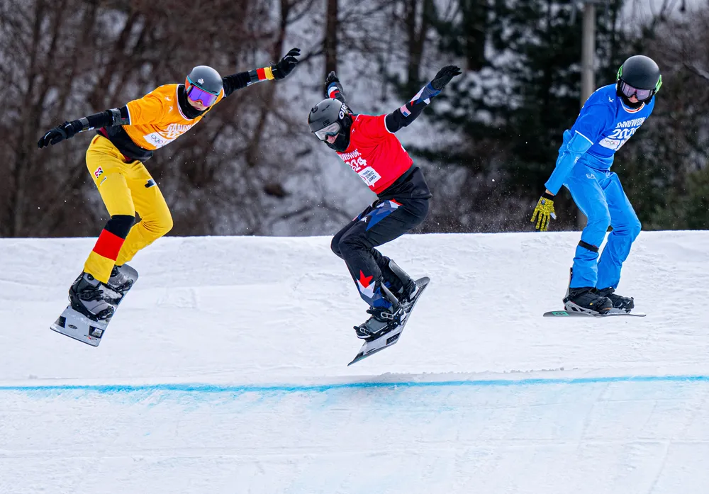 Competidores de Snowboard Cross, fazendo salto em Gangwon-2024 – Fonte: fis-ski.com (2024)