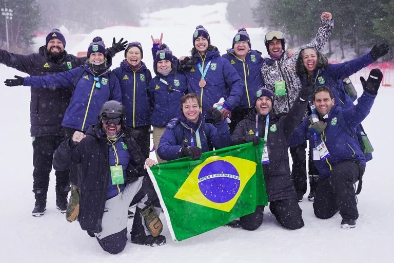 Família, comissão técnica e staff do COB comemoram o bronze com Zion Bethonico - Foto: Marina Ziehe/COB – Fonte Gov.br (2024)