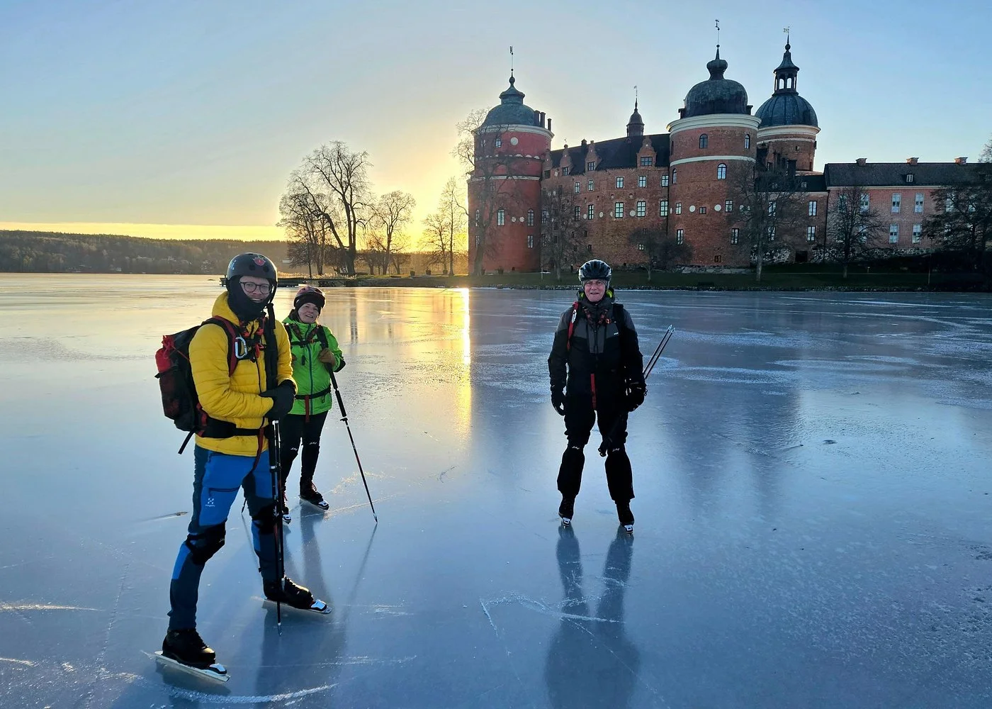 Patinadores em lago congelado de Estocolmo, na Suécia – Fonte: Viator (2025)