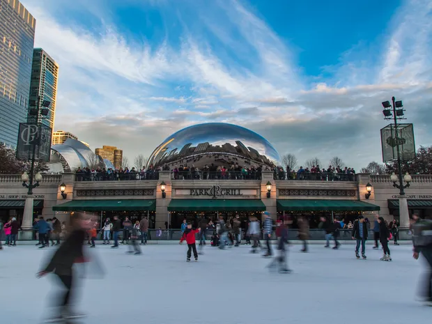 Pista de patinação no gelo em Chicago (EUA) McCormick Tribune Ice Rink. Por: Sara Freund / Shutterstock – Fonte: Chicago Curbed (2025)