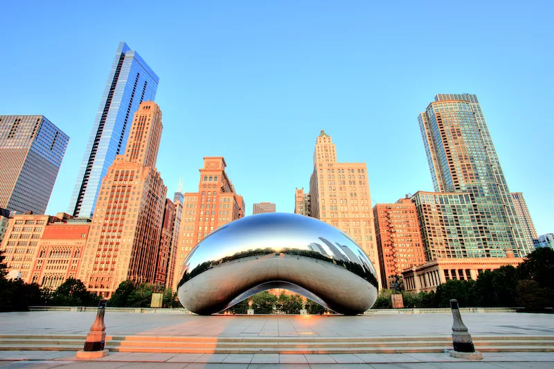 Obra “Cloud Gate”, do artista britânico Anish Kapoor, principal cartão postal de Chicago – Fonte: Choose Chicago (2025)