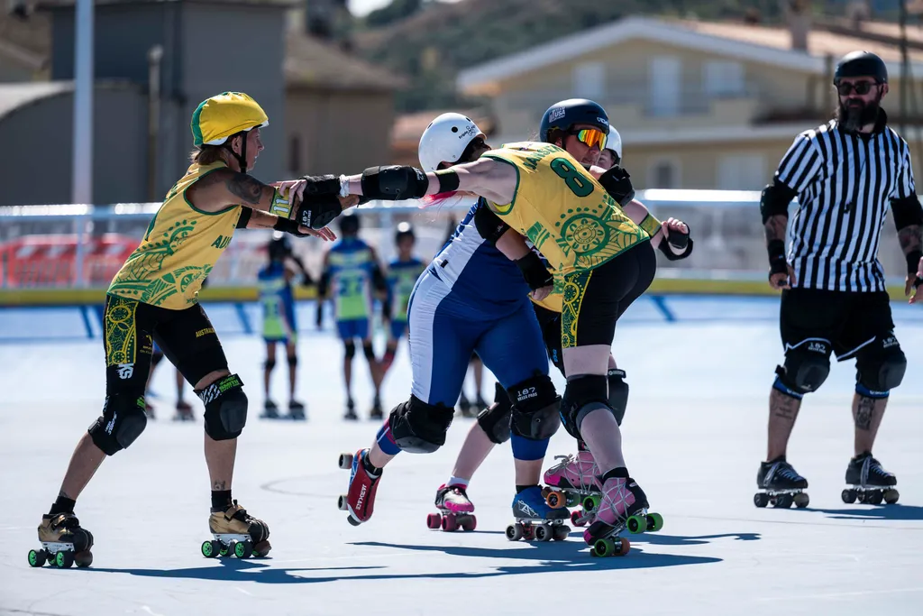 Jogo Feminino de Roller Derby entre Australia e EUA pelo WSG Itália 2024 – Fonte World Skate (2024)