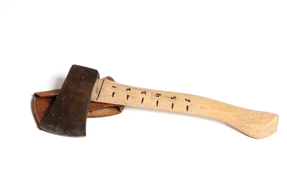 Machadinha utilizada para verificar a espessura do gelo – Por Will Grunewald - Foto: Tara Rice - Fonte Down East (2025)