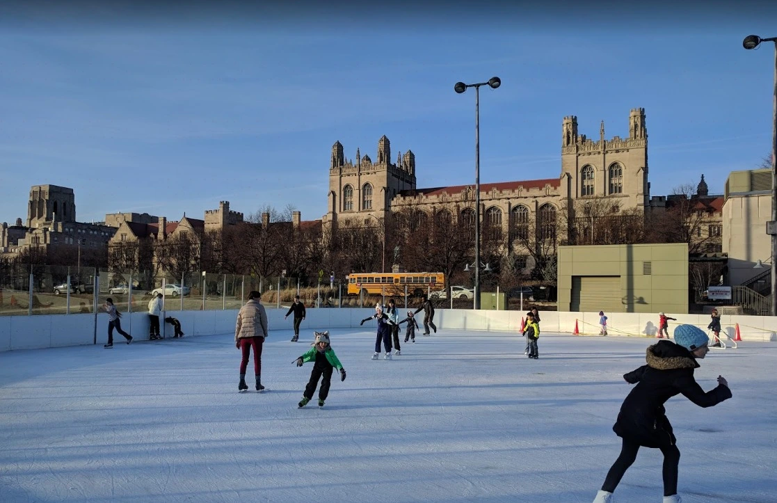 Pista de gelo no Midway Plaisance Ice Rink - Fonte: Facebook (2025)