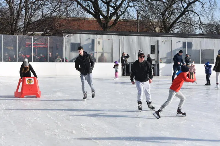 Pista de gelo no Warren Park Ice Rink – Foto: Beverly Review - Fonte: Choose Chicago (2025)