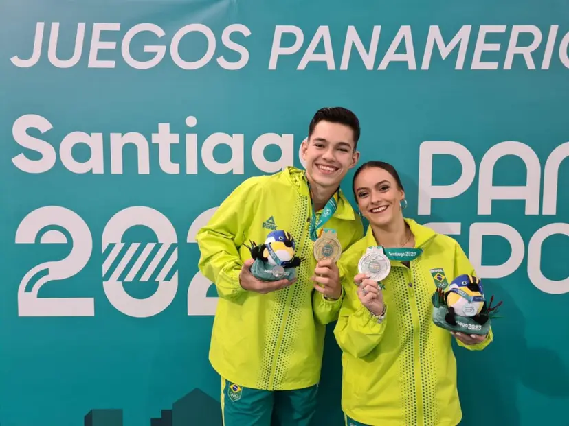Erik Medziukevicius e Bianca Ameixeiro com as medalhas ganhas em Santiago 2023 – Foto: Ana Carina Manta - Fonte:COB (2023)