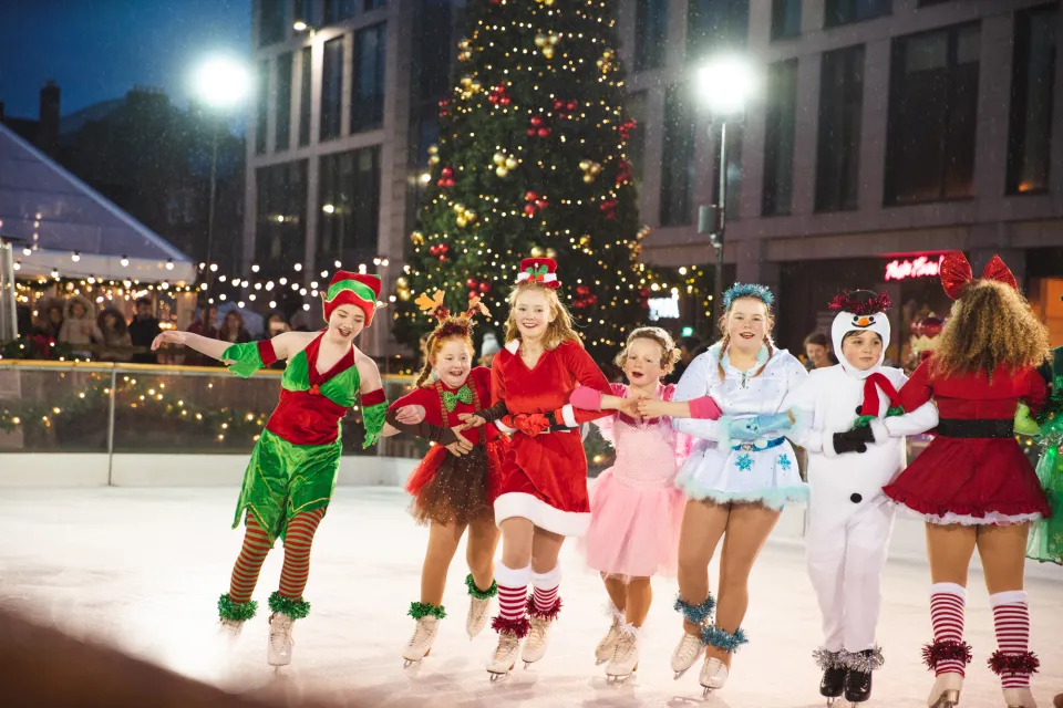 Pista de Gelo com Árvore de Natal no fundo – Fonte: The Sun (2025)