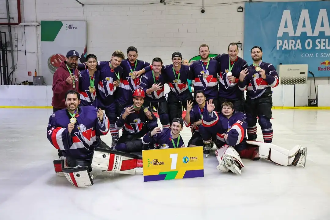 Campeonato Brasileiro de Hockey no Gelo Masculino 2025 - Fonte Instagram: @falcoes.hc - Foto: @andreianaomi