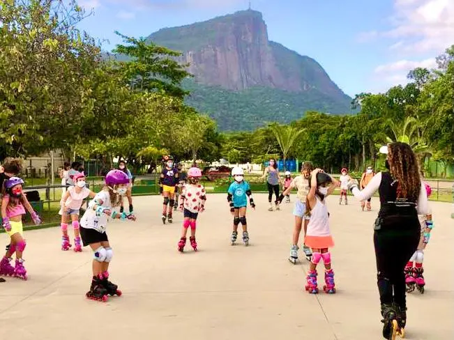 Crianças tendo aulas de patinação – Por Érika Cordeiro - Fonte: Jockey Club Brasileiro (2021)