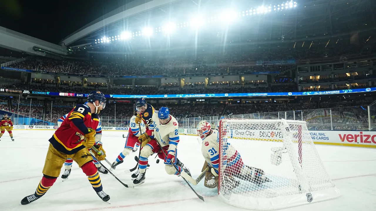 Disputa entre os Jogadores do New York Rangers (Camisas Brancas) com os jogadores do Flórida Panthers (Camisas Vermelhas) no Winter Classic 2026 – Foto NHL – Fonte: Media NHLE (2026)