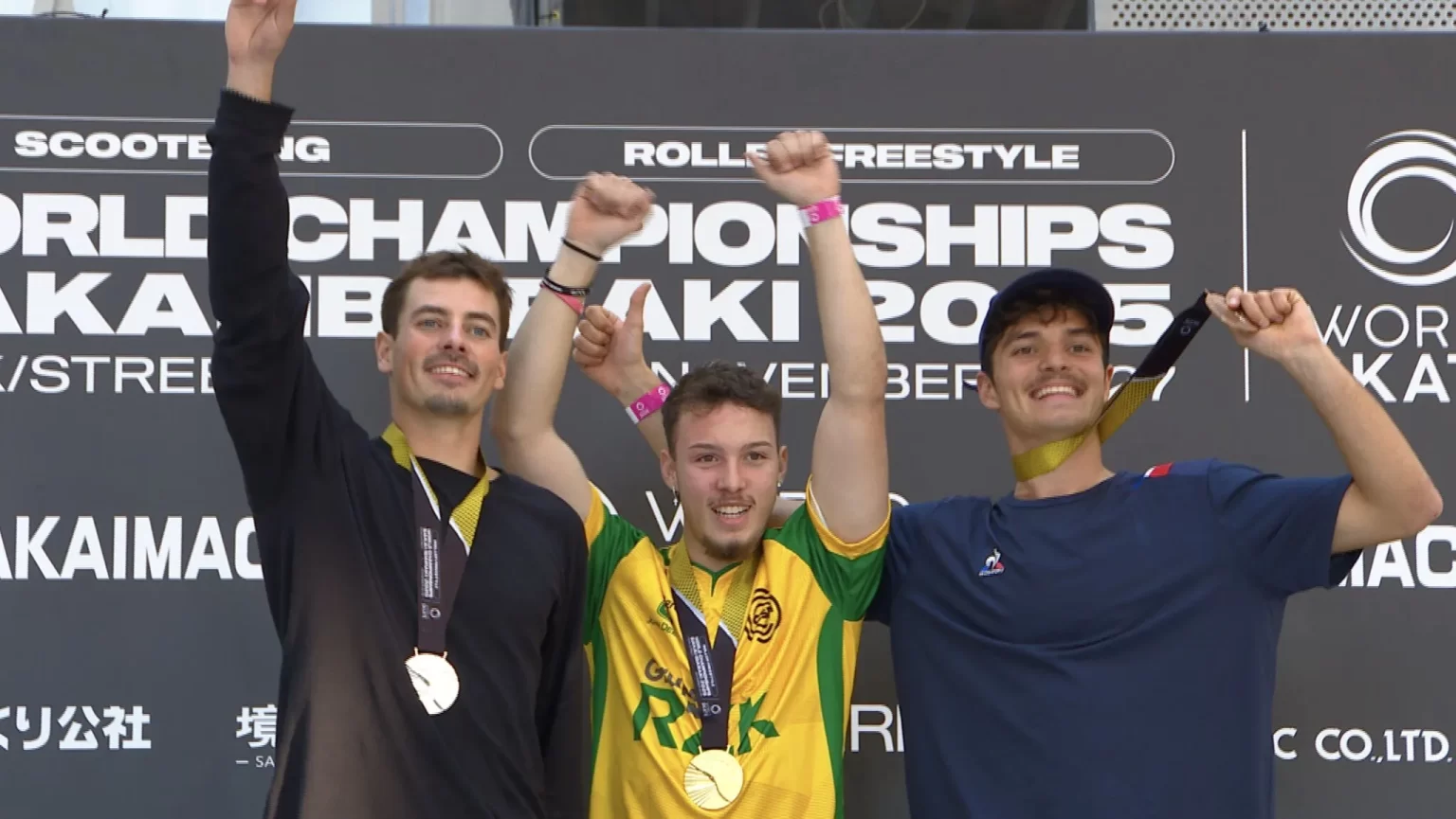 O patinador Brasileiro, Danilo Sena (Centro), recebe sua medalha de Ouro no Campeonato Mundial de Roller Freestyle (Street) 2025. Por: Jean-Marie (Jim) Rouxel – Fonte Linkedin (2025)