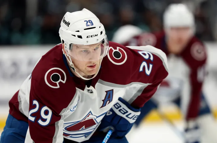 Nathan MacKinnon, um dos principais jogadores do time do Colorado Avalanche – Foto: Getty Images – Fonte: Milehigh Hockey (2025)