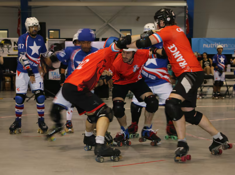 A seleção francesa enfrenta a seleção de Porto Rico nesta quinta-feira em Calgary, na Copa do Mundo Masculina de Roller Derby. (Atiba Nelson/CBC)