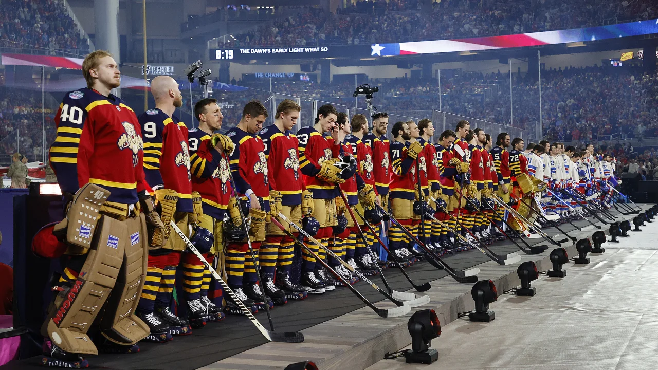 Jogadores do Flórida Panthers (Camisas Vermelhas) e do New York Rangers (Camisas Brancas) perfilados antes do início do Winter Classic 2026 – Foto NHL – Fonte: Media NHLE (2026)