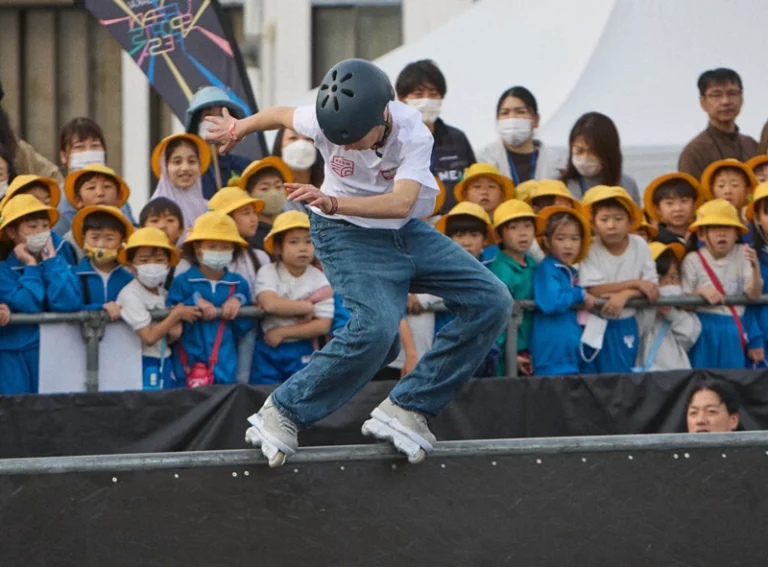 Atleta de Street competindo no Campeonato mundial de Patinação Freestyle, em Sakai no Japão – Fonte: Roller enligne (2025)